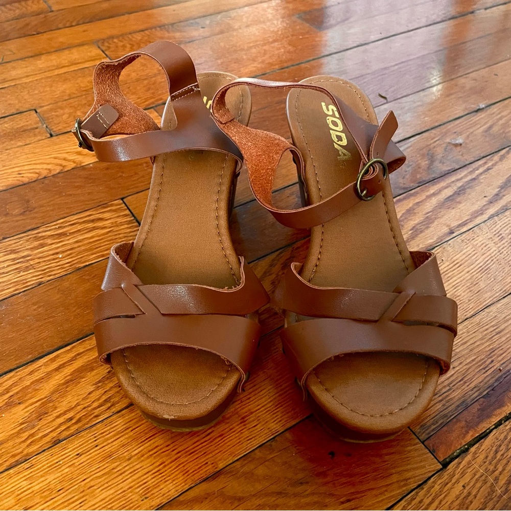 Soda platform clog sandals tan size 7